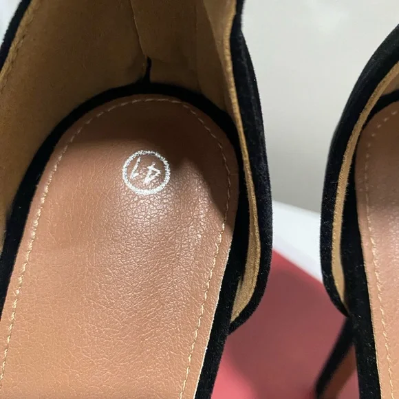 Elegant Black Women's Heels - Picture 4 of 5